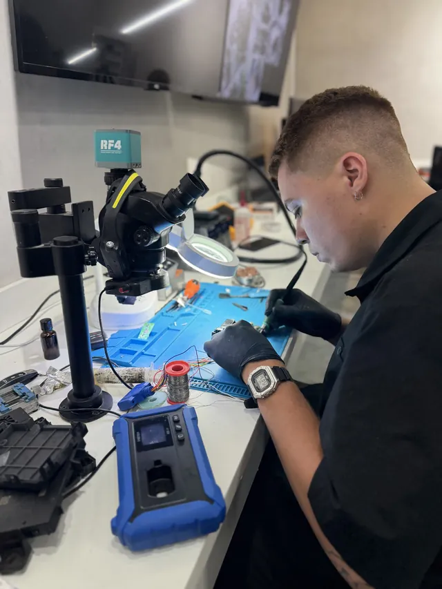 Técnico da Z7 Chaves trabalhando em chave sob microscópio