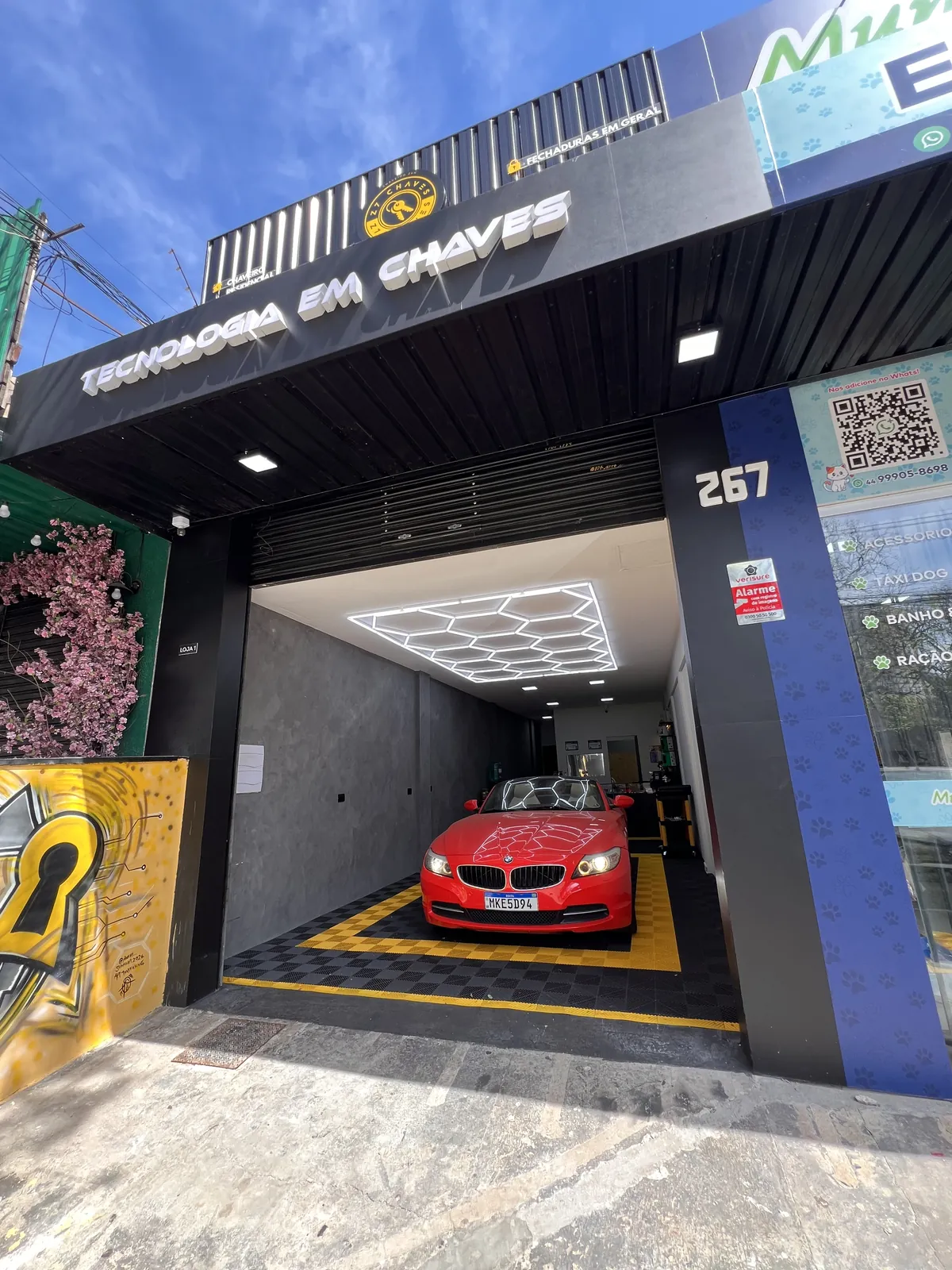 Fachada da Z7 Chaves em Maringá, com veículo de alto padrão dentro da loja