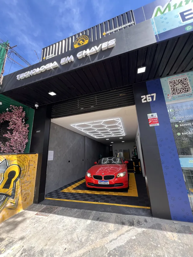 Fachada da Z7 Chaves com veículo de alto padrão dentro da loja