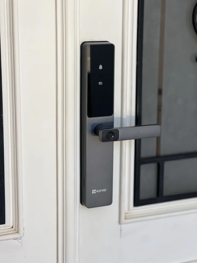Fechadura digital Ezviz instalada em porta branca
