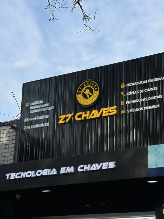 Letreiro da Z7 Chaves em Maringá, com a lista de serviços